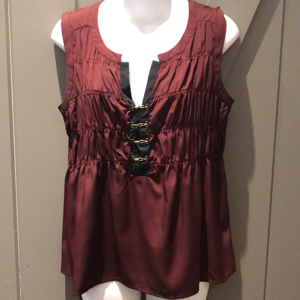 Converse cute top with eyelet details